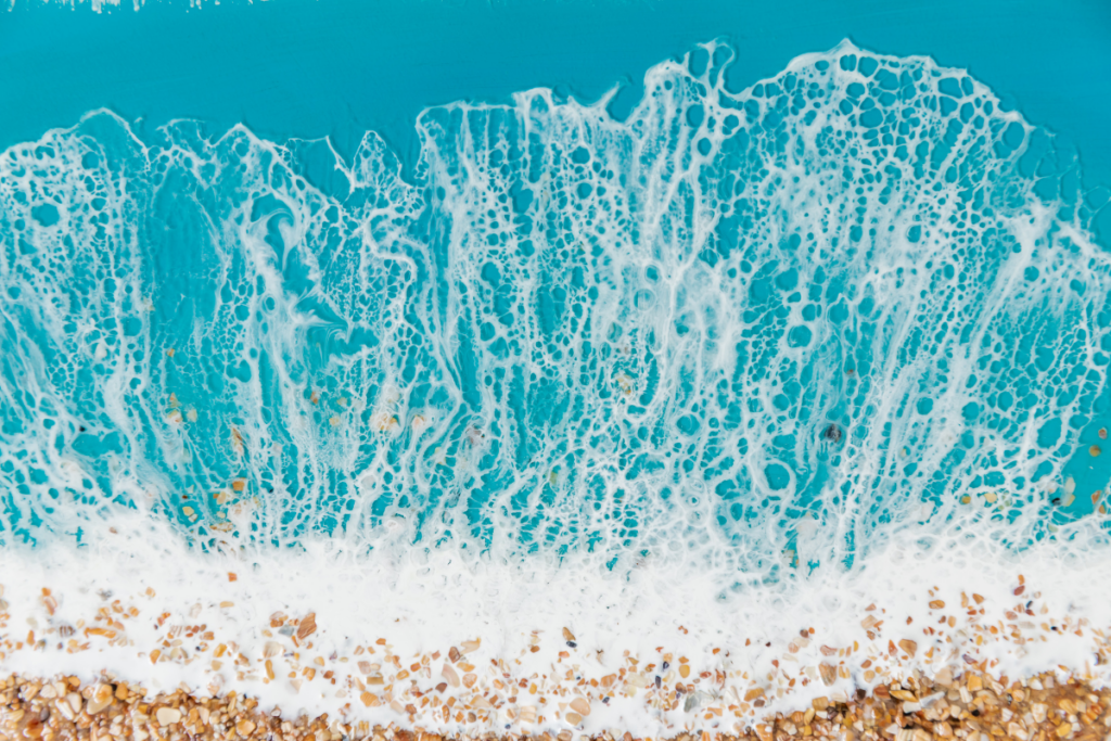 Efeito de mar criado com resina epóxi e decorado com areia